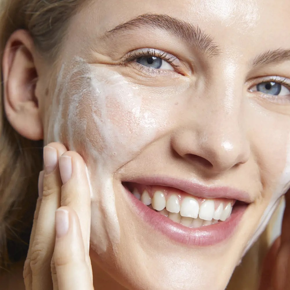 Hydrating Gel Cleanser with Organic Aloe Vera & Pineapple