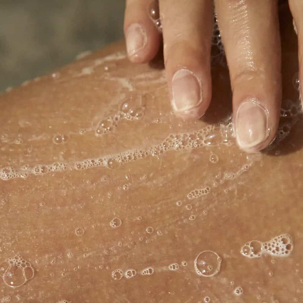 Moisturizing Cleansing Cream Containing Hyaluronic Acid and Peach Extract